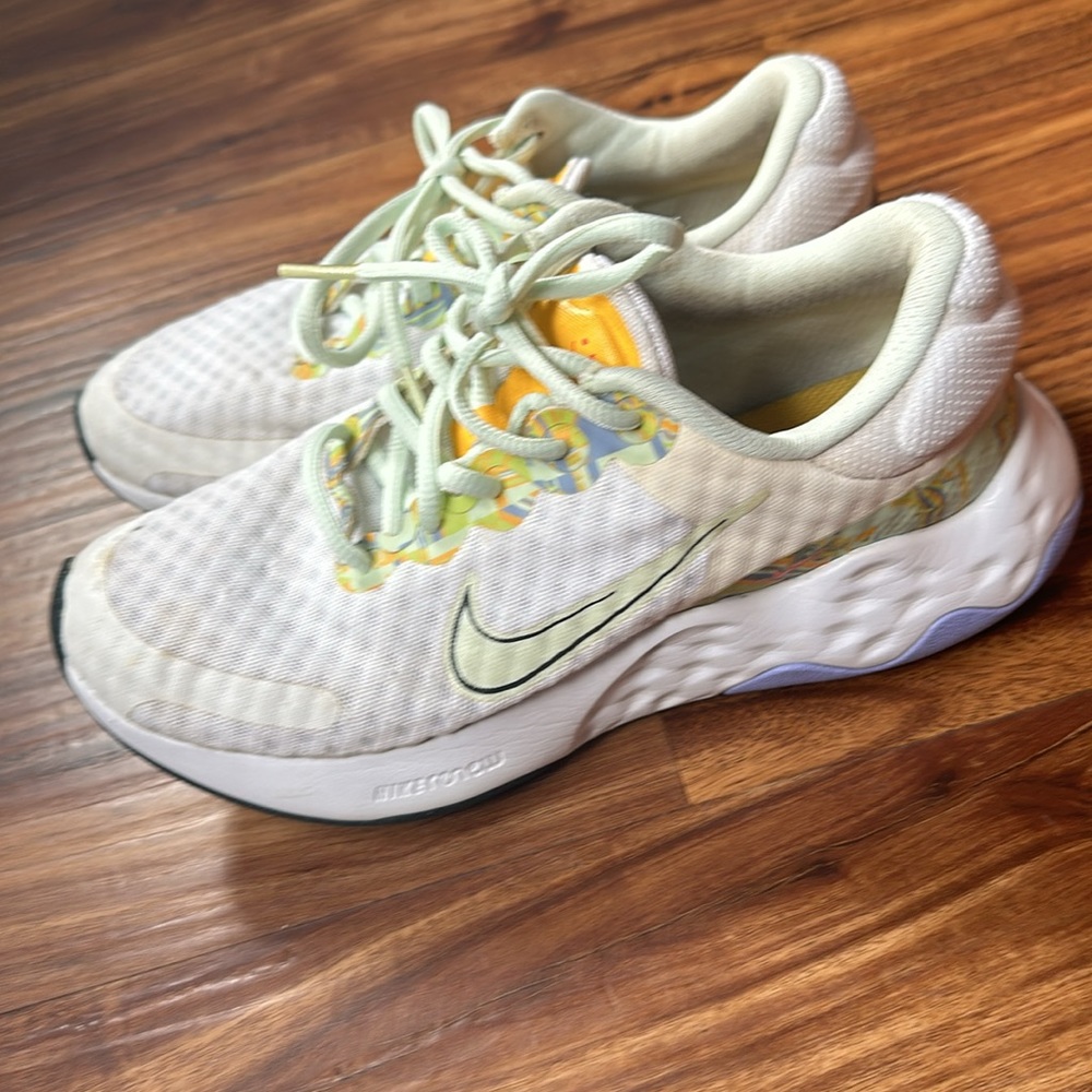 Nikes women’s 7.5